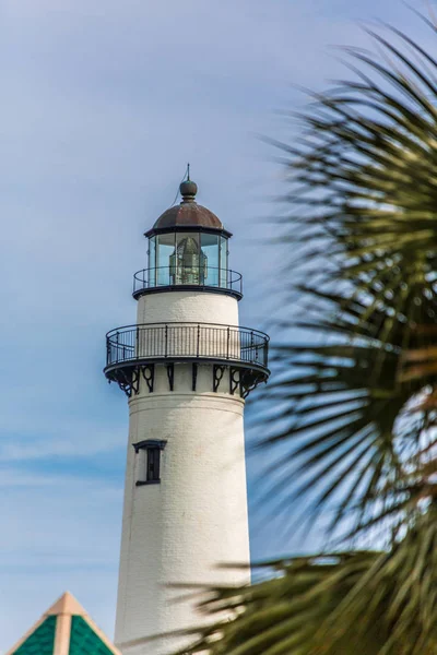 Leuchtturm jenseits der Palme — Stockfoto