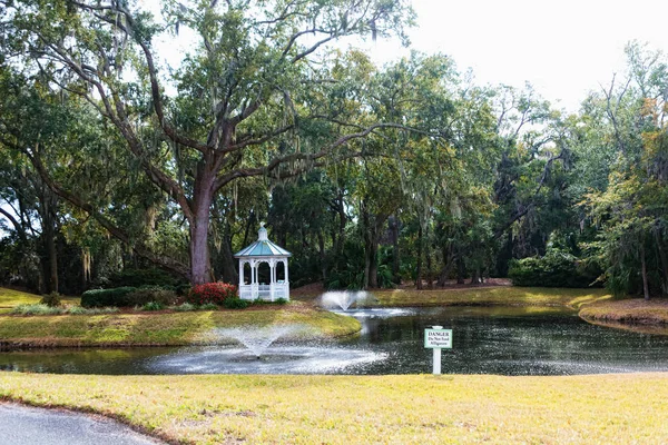 Gazebo lago y no alimentar a los cocodrilos — Foto de Stock