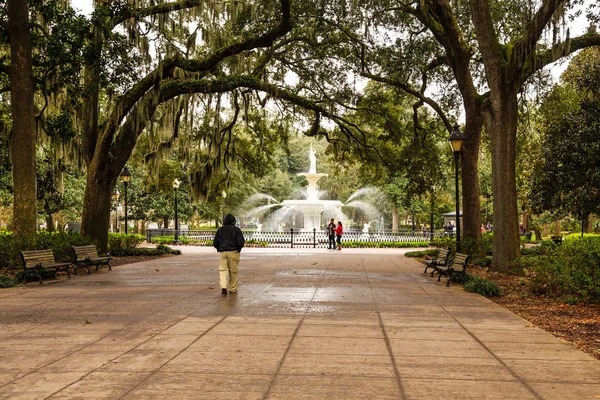 Porannych spacerowiczów w Forsyth Park — Zdjęcie stockowe