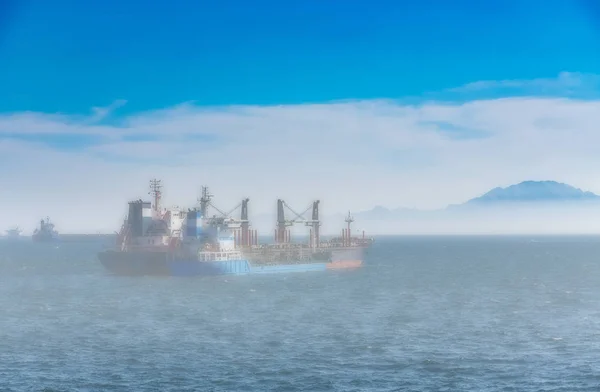 2 つの貨物船は、ジブラルタル沖の係留 — ストック写真
