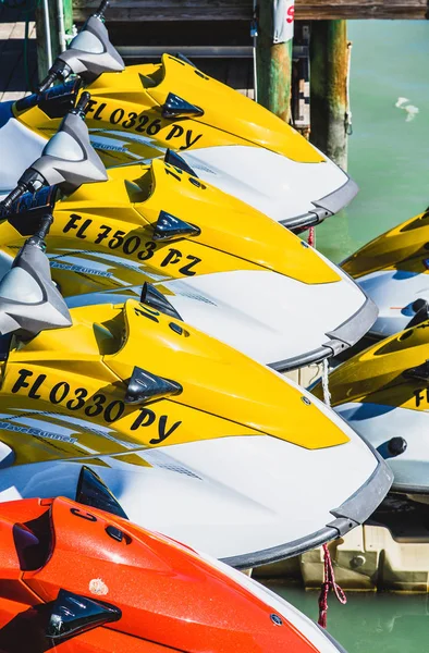 Amarelo e laranja Jet Skis — Fotografia de Stock