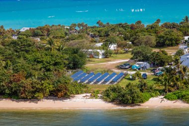 güneş panelleri sahilinde