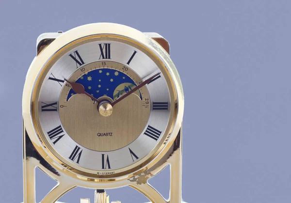 青上の時計が 2:10 周年記念 — ストック写真
