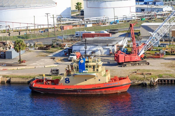 Turuncu ve sarı renkli römorkör