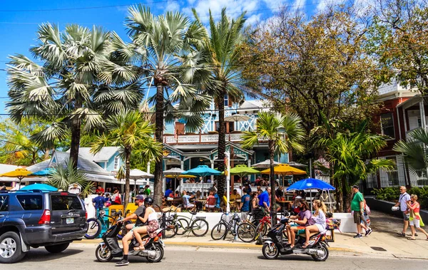 Scooters verleden Bars op Duvall Street — Stockfoto