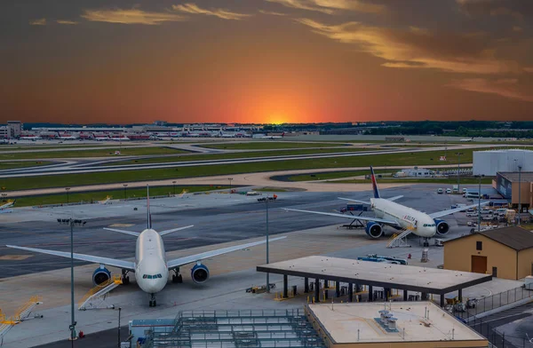 Аэропорт Атланты на закате — стоковое фото