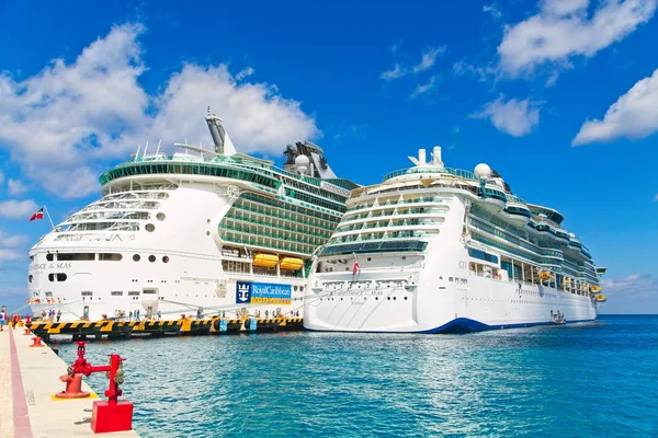 Brilliance and Independence of the Seas — Stock Photo, Image