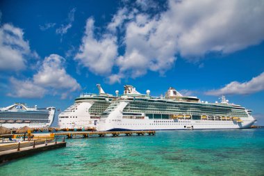 Cozumel içinde üç yolcu gemilerine