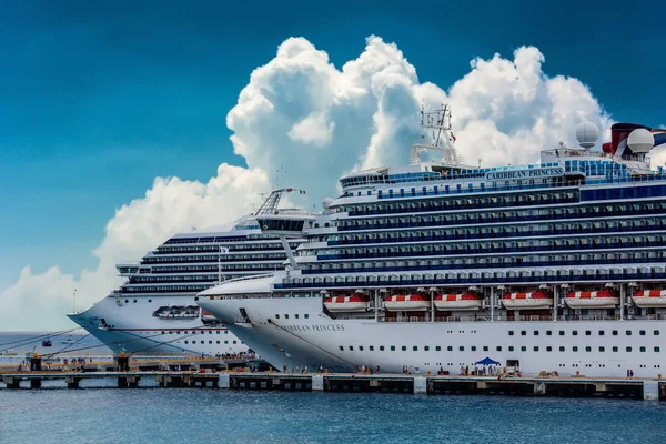 Caribbean Princess och Carnival Triumph — Stockfoto