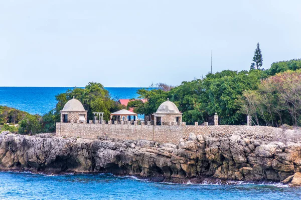 Muro di pietra oltre mare — Foto Stock