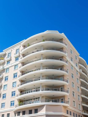 Büyük eğri balkon