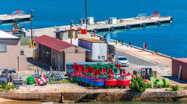 Kanalmarkierungen am Pier — Stockfoto