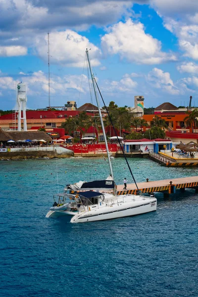 Katamaran am Dock von Cozumel — Stockfoto