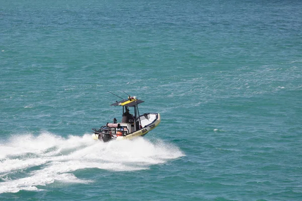 Accelerazione del traino marittimo attraverso il porto — Foto Stock