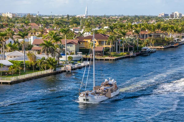 Grande barco à vela no Intracoastal — Fotografia de Stock