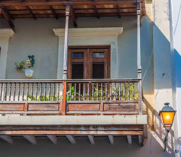 Lampe und alter Balkon — Stockfoto