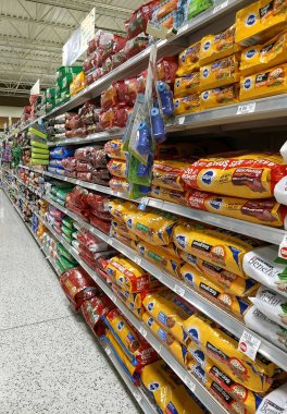Köpek Gıda reyonunda bir bakkal