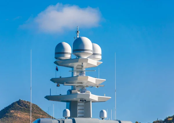 Белая спутниковая башня — стоковое фото