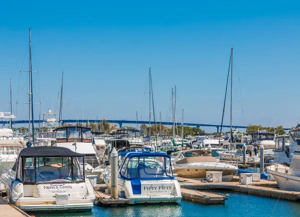 Fiskebåtar i marina — Stockfoto