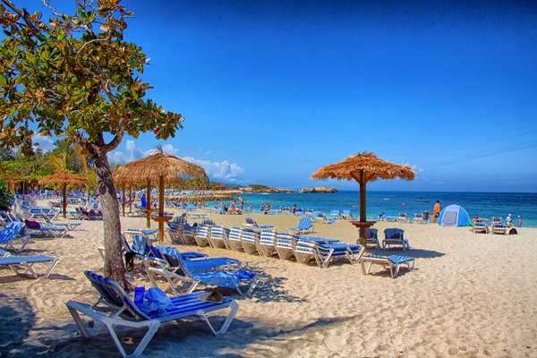 Playa y sombrillas — Foto de Stock