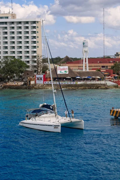 Catamarã zarpar — Fotografia de Stock