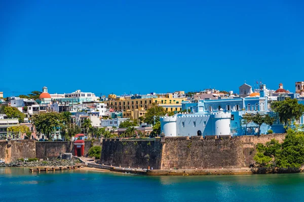 Färgglada kulle med utsikt över San Juan Harbor — Stockfoto
