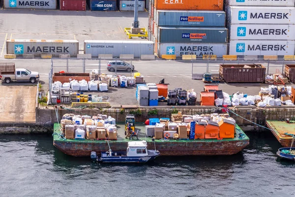 Barcazas en el muelle — Foto de Stock