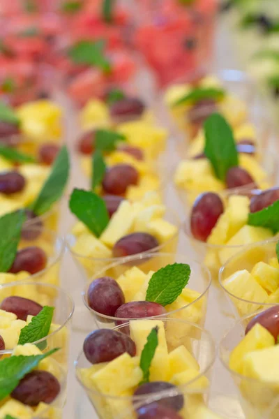 Cocktails med färsk frukt med ananas — Stockfoto