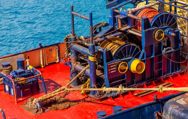 Schwere Seilwinden auf Barge — Stockfoto