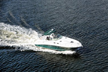 Yeşil ve beyaz Runabout