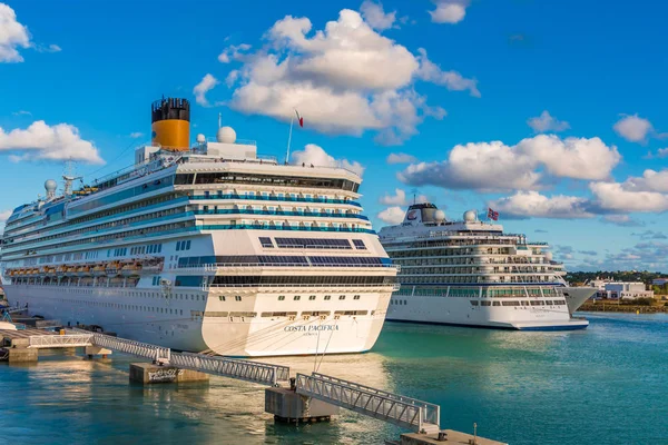 Twee luxe cruiseschepen — Stockfoto