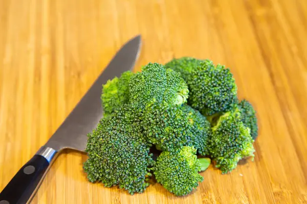 Cutting the Broccoli — Stock Photo, Image