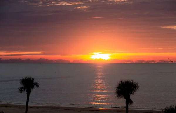 Sol mirando a través de Horizonte — Foto de Stock