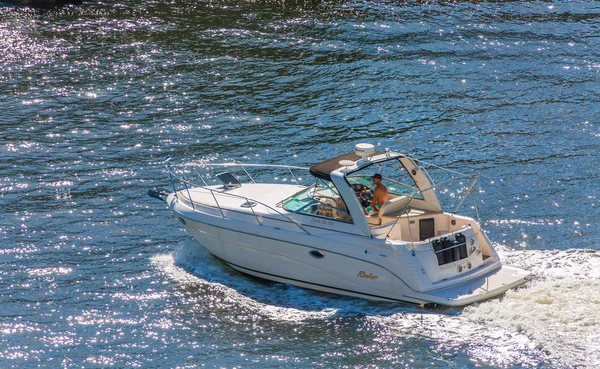 Vit cabin cruiser — Stockfoto