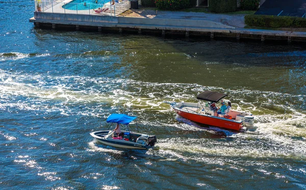 Bateaux orange et bleu — Photo