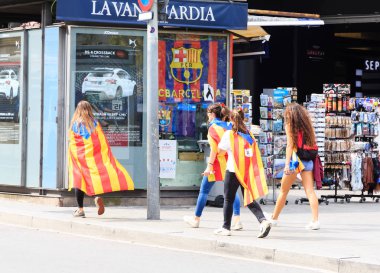 Katalan Rallisi için yürüyen kadınlar