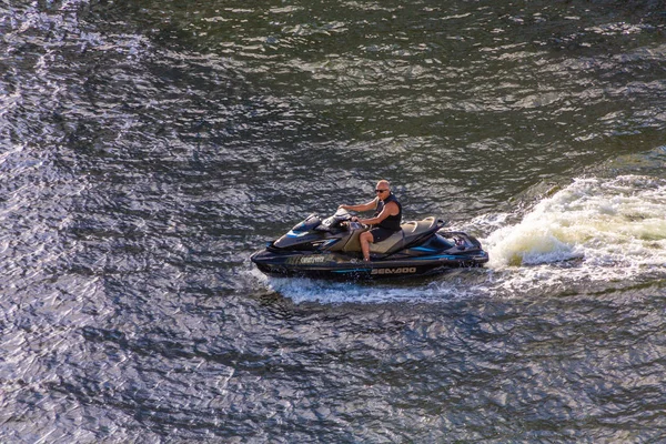 Ο άνθρωπος στις Seadoo — Φωτογραφία Αρχείου