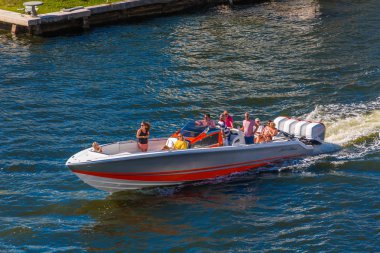 Turuncu ve gümüş Runabout