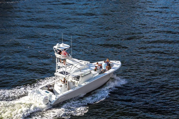 Barco con puente de mosca — Foto de Stock