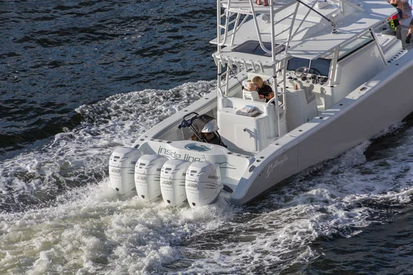 Cuatro motores Churning Water — Foto de Stock