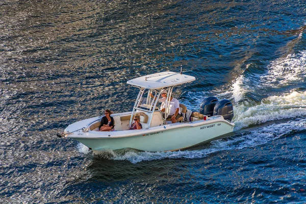 Barca con fuoribordo Yamaha — Foto Stock