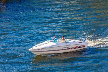 Küçük tekne içinde iki adam