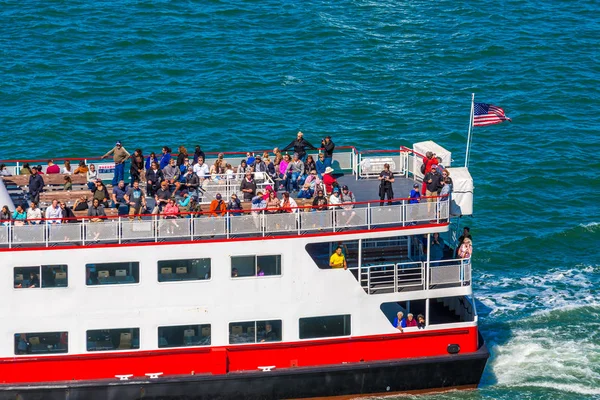 Turistas en ferry —  Fotos de Stock