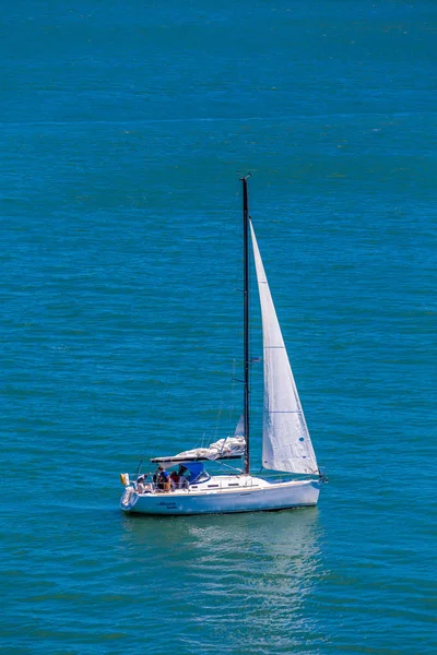 Zeilboot in de baai — Stockfoto