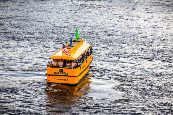 河畔水上出租车 — 图库照片