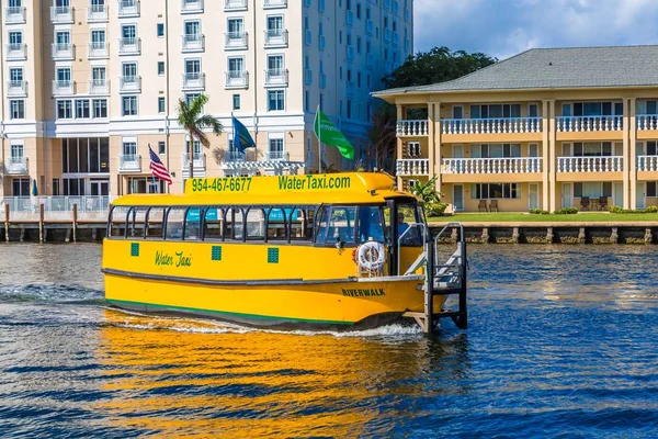 Bright Yellow Water Taxi — Stock Photo, Image