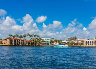 Intracoastal avuç içi geçmiş yeşil tekne