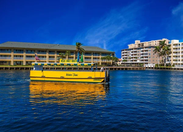 Water Taxi on Blue — Stock Photo, Image