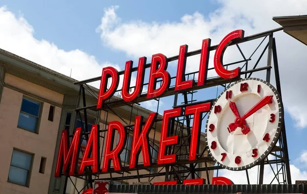 Reloj y Mercado Público — Foto de Stock
