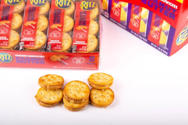 Ritz Peanut Butter на белом — стоковое фото